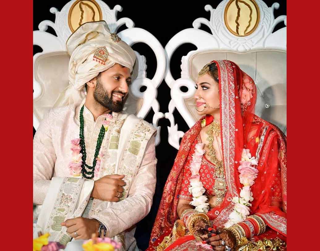 তুরস্কের বোদরুমে গতকাল পেশায় ব্যবসায়ী নিখিল জৈনকে বিয়ে করলেন নুসরত। টলিউড থেকে একমাত্র আমন্ত্রিত ছিলেন নুসরতের প্রিয় বান্ধবী মিমি চক্রবর্তী।