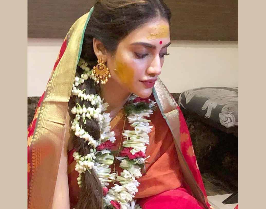 গায়ে হলুদের অনুষ্ঠান হয়েছিল নুসরতের কলকাতার বাড়িতেই। উপস্থিত ছিলেন ঘনিষ্ঠরা। লাল শাড়ি, সোনার গয়না, ফুলের মালার সাজে সেজেছিলেন নুসরত।