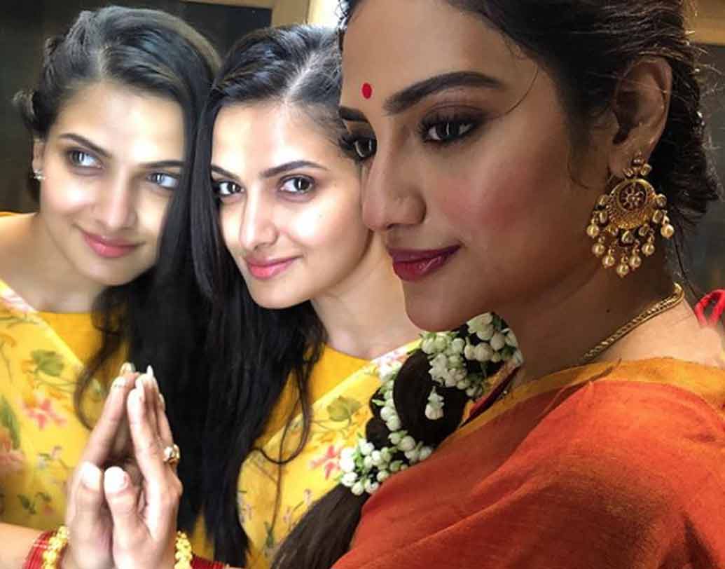 মিমি-নুসরতের বন্ধুত্বের খবর টলিউডে অনেকেই জানেন। তবে নায়িকা তনুশ্রী চক্রবর্তীও নুসরতের খুব কাছের। গায়ে হলুদের অনুষ্ঠানে উপস্থিত ছিলেন তিনি।