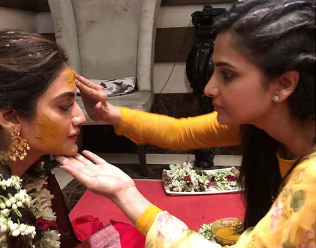 নিজে হাতে নুসরতকে হলুদ মাখিয়ে দিয়েছেন তনুশ্রী। সোশ্যাল ওয়ালে সে ছবি শেয়ার করেছেন। প্রিয় বন্ধুর আগামী শুভ হোক, এই বার্তা পৌঁছে দিয়েছেন প্রতিনিয়ত।