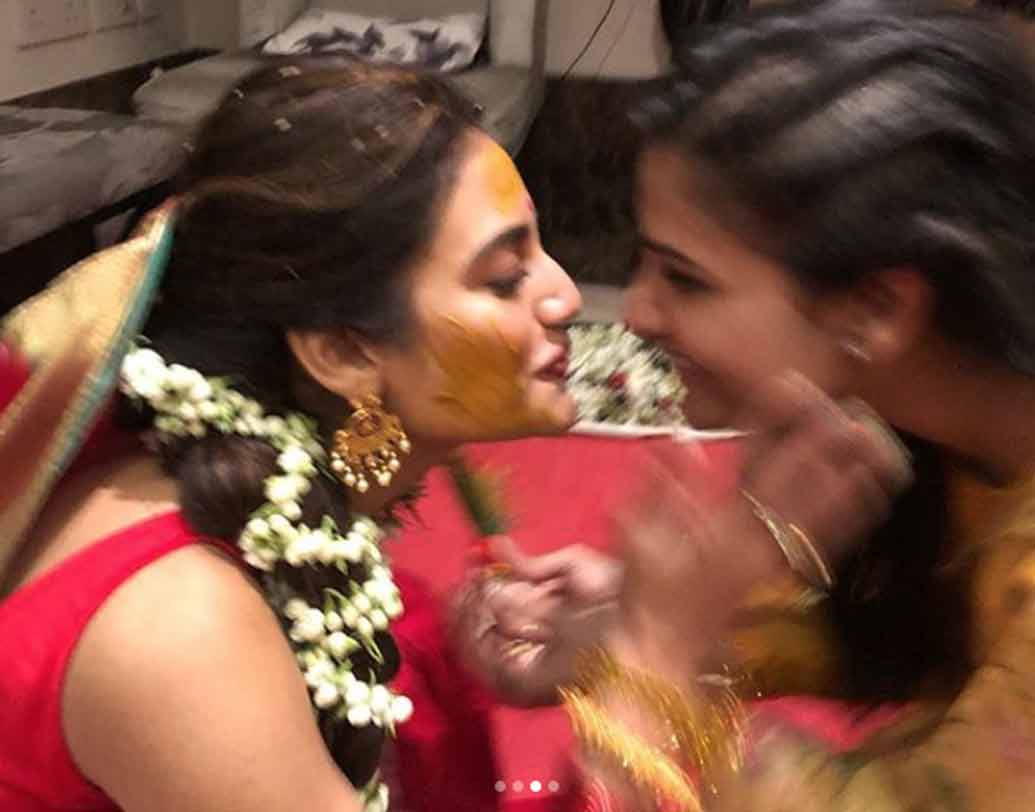 এ বার নুসরতের পালা। তনুশ্রীর গায়ে হলুদ লাগিয়ে দিতে তিনিও ছাড়েননি। ফ্রেমবন্দি হয়েছে বন্ধুত্ব।