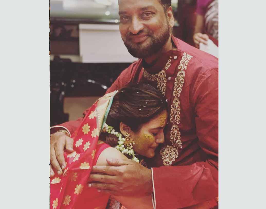 বাবার আদরের মেয়ে। ঘরে-বাইরে বহু দায়িত্ব সামলান তিনি। কিন্তু গায়ে হলুদে ইমোশনাল হয়ে পড়েছিলেন নুসরত। বাবাকে জড়িয়ে ধরে কেঁদে ফেলেছিলেন।