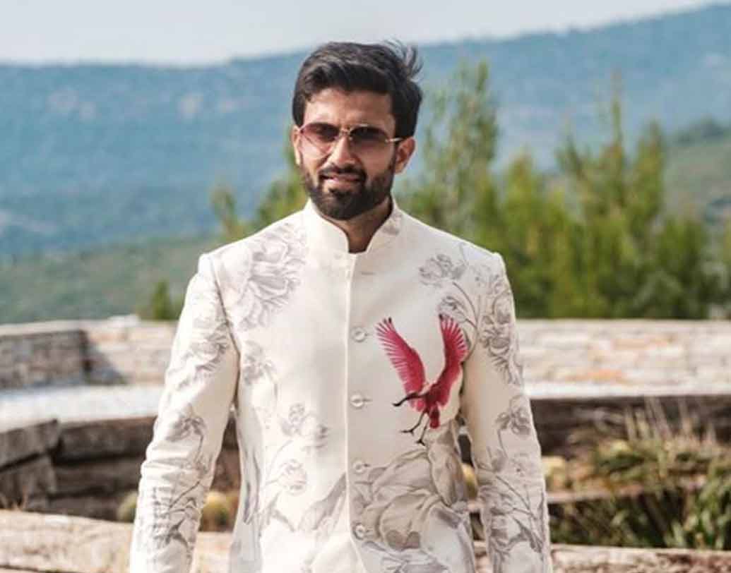 পেশায় ব্যবসায়ী নিখিলের সঙ্গে নুসরতের কাজের মাধ্যমেই আলাপ। পরে তা গড়ায় গভীর বন্ধুত্বে। দুই বাড়ির সম্মতিতেই বিয়ের সিদ্ধান্ত নিয়েছেন দম্পতি।