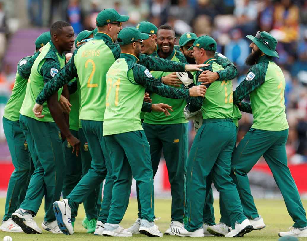 দক্ষিণ আফ্রিকা- বিশ্বকাপে ‘চোকার্স’ বলে বেশ দুর্নাম রয়েছে দক্ষিণ আফ্রিকার। এ বারের বিশ্বকাপেও পরপর ম্যাচ হেরে কার্যত বিদায় নিয়েছে প্রোটিয়ারা। গোটা বিশ্বকাপে ৬১টি ম্যাচের ভিতর ৩৬টি ম্যাচ জিতে তাদের স্থান আট নম্বরে।