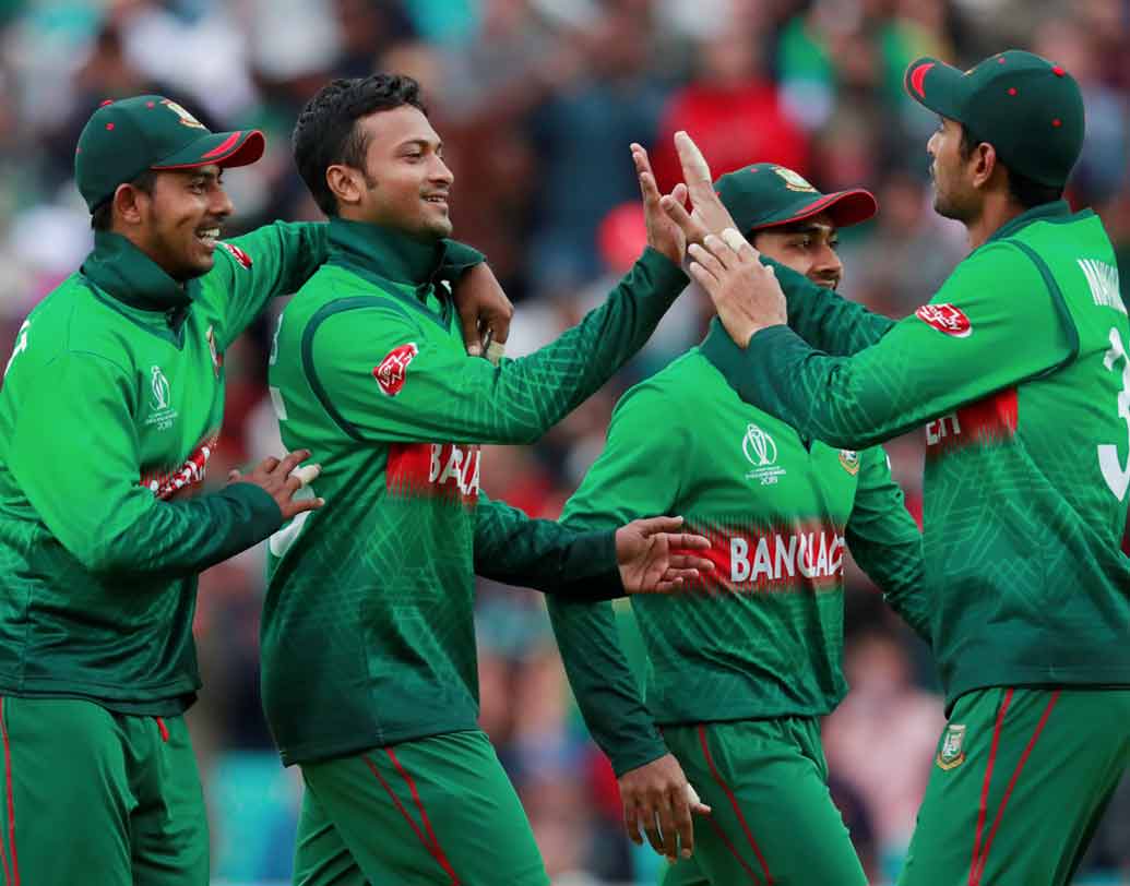 বাংলাদেশ- মাশরাফির নেতৃত্বে টাইগাররা চলতি বিশ্বকাপে বেশ ভালই শুরু করেছে। শক্তিশালী ব্যাটিং আর হার না মানা মনোভাবই বাংলাদেশের মূল ইউএসপি। তবে এ পর্যন্ত বিশ্বকাপে ৩৭টি ম্যাচে মাত্র ১৩বার জিতেছে তারা। তালিকায় ন’নম্বরে থাকলেও চলতি বিশ্বকাপে চমক দিতে পারেন টাইগাররা।