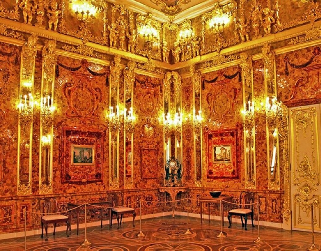 ১৬ ফুট প্রস্থ বিশিষ্ট এক লক্ষেরও বেশি অ্যাম্বার পাথর ছিল এই ঘরে। তা ছাড়াও ছিল হিরে, সোনা ও নানা ধরনের জহরত।