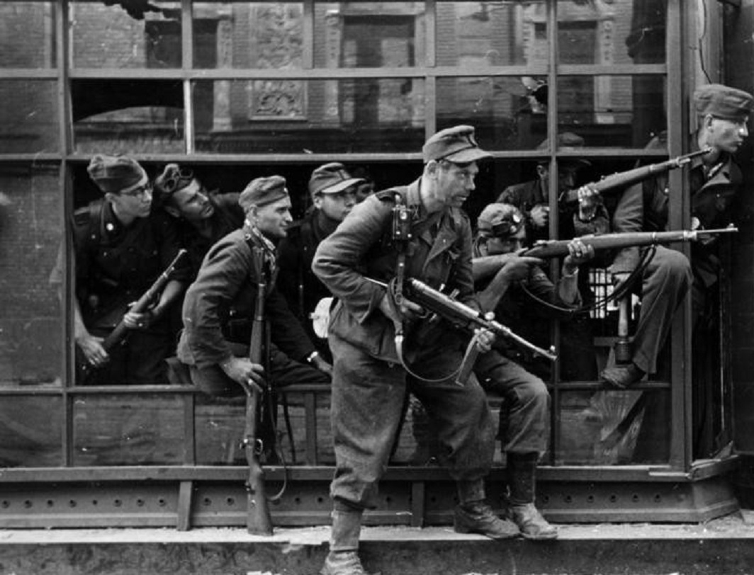 দ্বিতীয় বিশ্বযুদ্ধের সময় হিটলারের নাৎসি বাহিনীর হাতে ১৫-২০ লক্ষ শিশু-সহ খুন হয়েছিলেন প্রায় এক কোটি মানুষ। লুট হয়েছিল বহু ধনসম্পদ।