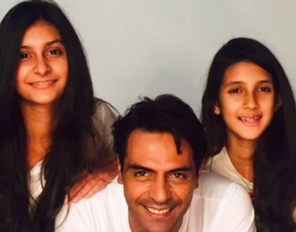 গ্যাব্রিয়েলা দেমেত্রিয়াদেসের সঙ্গে অর্জুন লিভ ইন করলেও মেয়েদের বিষয়ে এতটুকু অবহেলা করেন না। শুধু বাবা-ই নয়, তাঁদের প্রিয় বন্ধু হয়ে ওঠাই যে অর্জুনের আসল উদ্দেশ্য, সে কথা বহু বার সোশ্যাল মিডিয়ায় লিখেছেন অর্জুন।