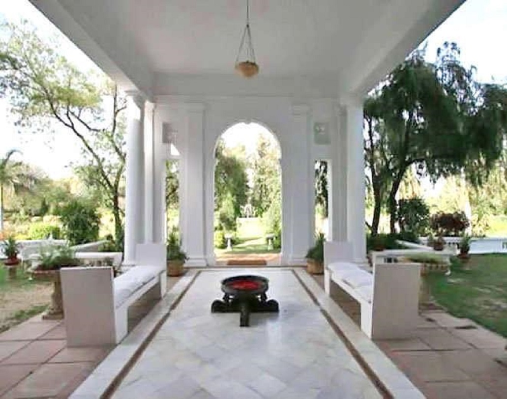 নবাব মনসুর আলি খান-এর সময় ‘নিমরানা’ হোটেলের মালিক আমান নাথ এবং ফ্রান্সিস ওয়াগজিরাগ প্রাসাদটি লিজ নেন। লিজের সময়কাল ২০০৫ থেকে ২০১৪।