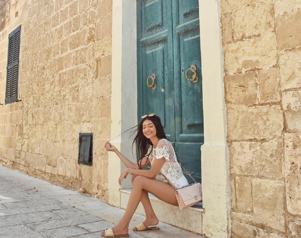 তাঁর বাবা অলোক সরোদ পাণ্ডে যিনি চিক্কি পাণ্ডে নামে জনপ্রিয় হলেন একজন স্বনামধন্য ব্যবসায়ী এবং অভিনেতা চাঙ্কি পাণ্ডের দাদা।