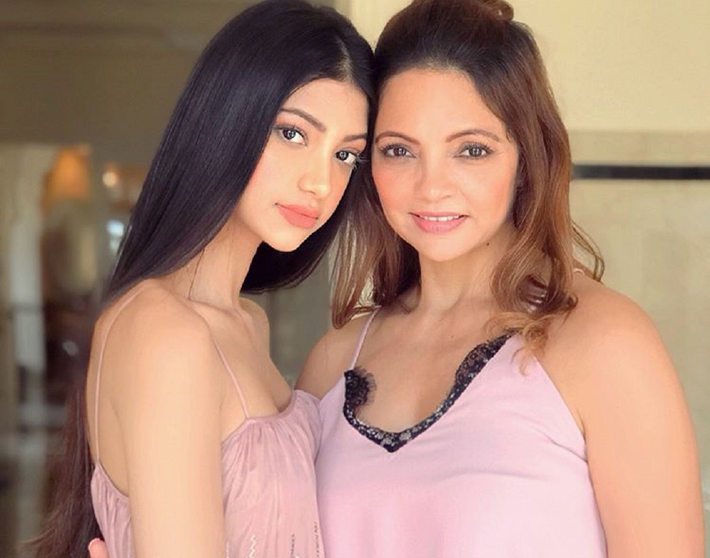 তাঁর মা ডিন পাণ্ডে সেলিব্রিটি ফিটনেস প্রশিক্ষক।