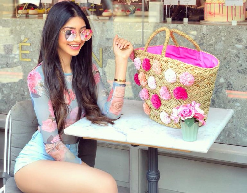 বর্তমানে ডিজাইনার মণীশ মলহত্রোর অন্যতম প্রধান মডেল হিসেবে কাজ করছেন তিনি।