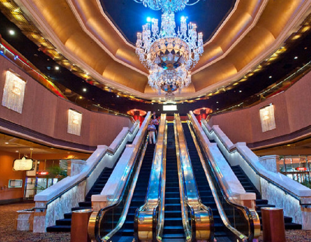 ১৯৮৩-তে আমেরিকার নিউ জার্সির আটলান্টিক সিটিতে প্রাসাদোপম এই হোটেলটি তৈরির পরিকল্পনা করেন জেমস ক্রসবি। আগে থেকেই তিনি বেশ কয়েকটি পাঁচতারা হোটেলের মালিক ছিলেন। সেই সময় ‘তাজমহল’ বানানোর জন্য বাজেট ধরা হয় প্রায় ২৫ কোটি ডলার। ভারতীয় মুদ্রায় প্রায় ১ হাজার ৭৪০ কোটি টাকা।