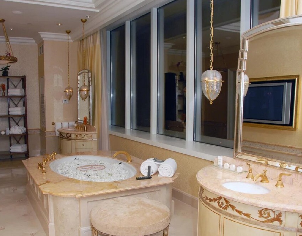 ওই রিসর্ট যখন বানানো শেষ হয়, তখন দেখা গেল খরচ হয়েছে প্রায় ৫৫ কোটি ডলার অর্থাৎ ভারতীয় মুদ্রায় প্রায় ৩ হাজার ৮২৬ কোটি টাকা।