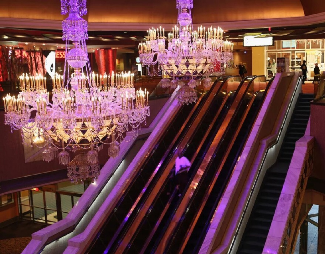 এত টাকা বিনিয়োগ করেও ১৯৮৮-তে এসে দেখা গেল, তেমন লাভের মুখ দেখতে পাচ্ছে না ‘তাজমহল’। কিছু দিনের মধ্যে কোম্পানি কার্যত দেউলিয়া হয়ে রিসর্টটি বন্ধ হওয়ার জোগাড় হয়।