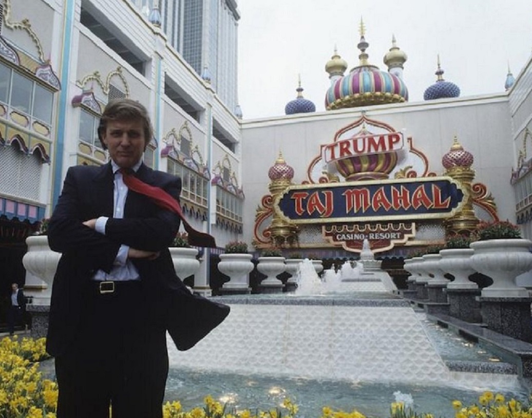 এই সময়ে হাল ধরেন ট্রাম্প। কোম্পানির সমস্ত শেয়ার কিনে নিয়ে ঢেলে সাজান রিসর্টিকে। ২ এপ্রিল, ১৯৯০ ফের খোলে তাজমহল।