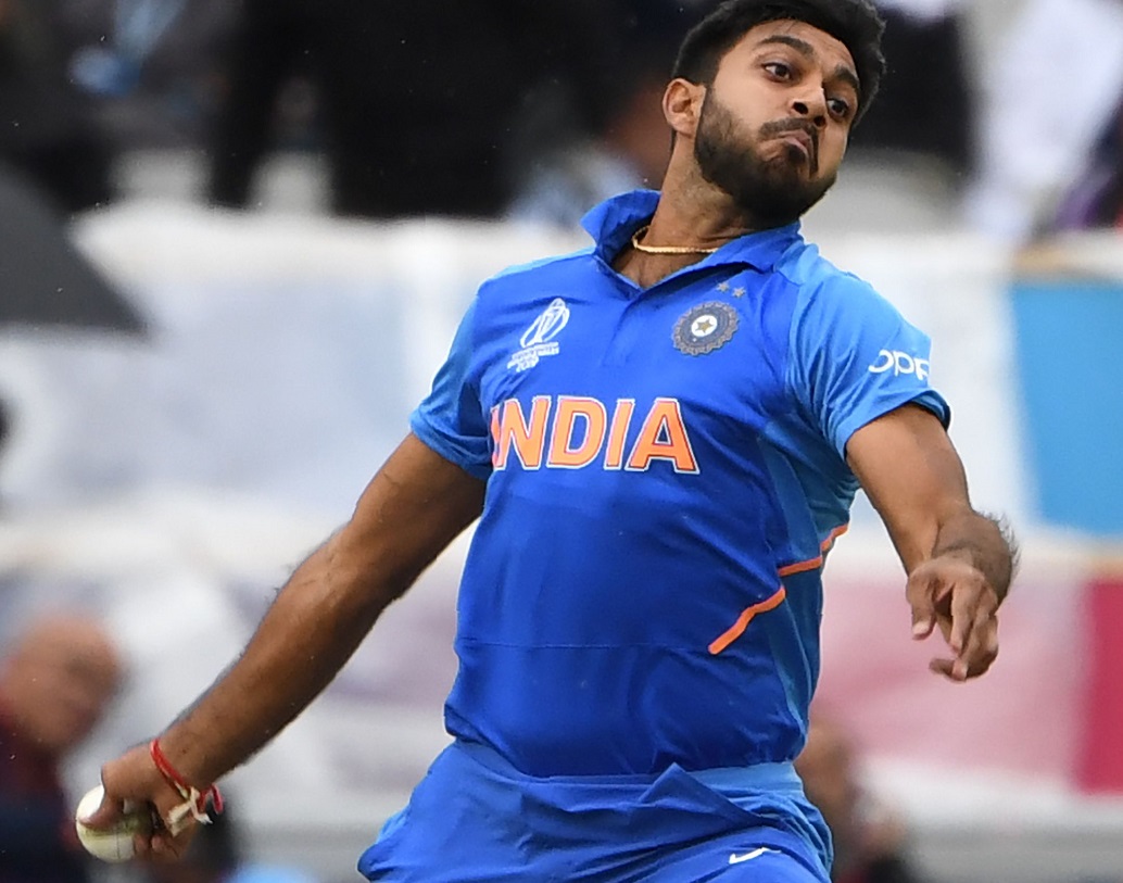 বিজয় শঙ্কর- প্র্যাকটিসের সময় বুমরার বলে চোট পেয়েছিলেন। মনে করা হচ্ছিল, তাঁর চোটের জন্য বিশ্বকাপ অভিষেক হতে পারে ঋষভ পন্থের। কিন্তু দ্রুত চোট সারিয়ে দলে ফিরে এলেন তিনি।