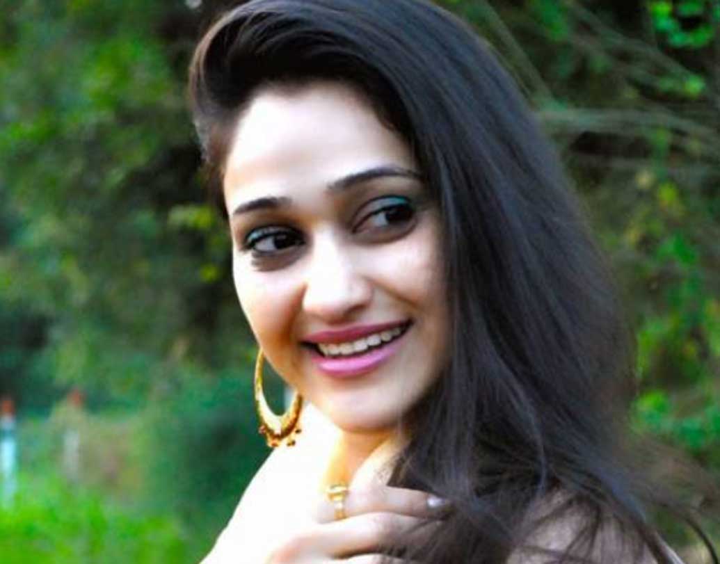 ২০১৭-র নভেম্বরে মেয়ে শ্রুতির জন্ম দেওয়ার সময় ধারাবাহিক থেকে বেশ কিছু দিনের বিরতি নিয়েছিলেন অভিনেত্রী।