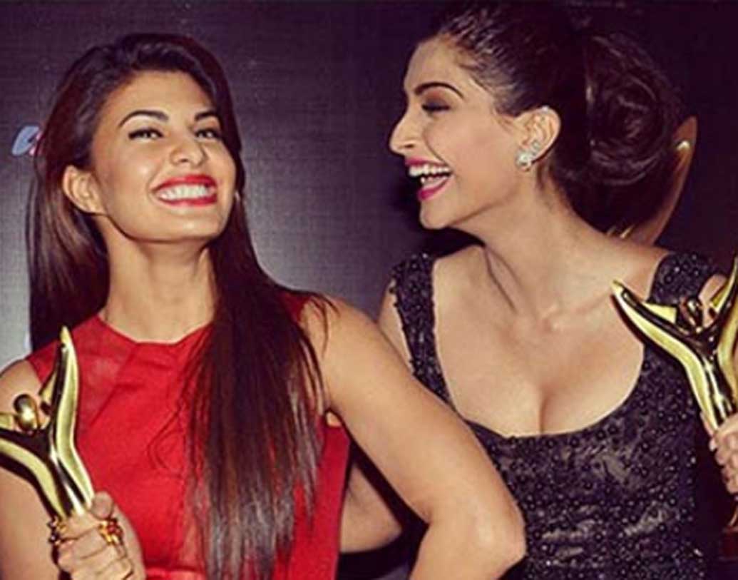 সোনম কপূর এবং জ্যাকলিন ফার্নান্ডেজ বেস্ট ফ্রেন্ড। পারিবারিক অনুষ্ঠানেও যাতায়াত রয়েছে দুই নায়িকার। সোনম নাকি নিজের বোনের থেকেও বেশি বিশ্বাস করেন জ্যাকলিনকে।