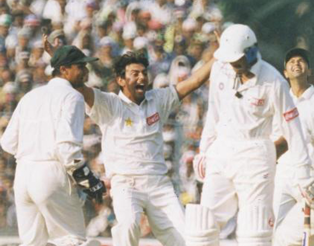 সাকলিন মুস্তাক (১৯৯৯): লন্ডনে ১৯৯৯ সালে বিশ্বকাপের দ্বিতীয় হ্যাটট্রিকটি করেন সাকলিন মুস্তাক। পাকিস্তানের এই অফস্পিনার জিম্বাবোয়ের বিরুদ্ধে ৪০তম ওভারের প্রথম তিন বলেই তুলে নেন হেনরি ওলোঙ্গা, অ্যাডাম হাকল এবং পমি মাঙ্গোয়াকে।