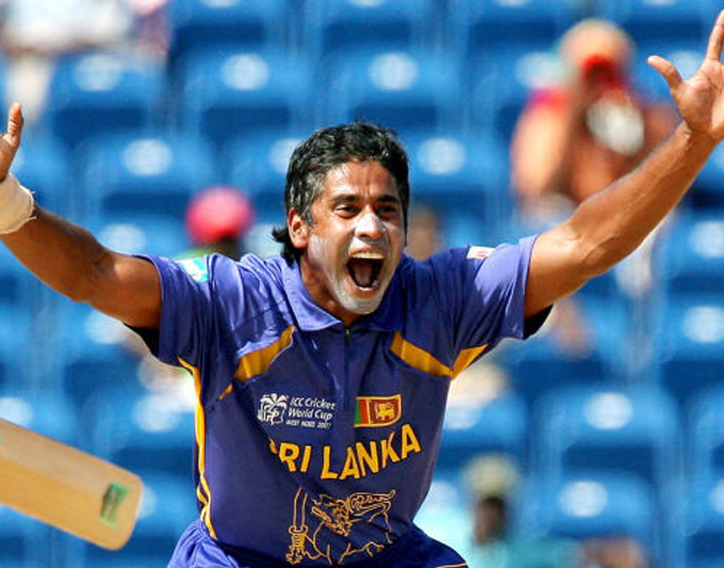 চামিন্ডা ভাস (২০০৩): বাংলাদেশের বিরুদ্ধে সেই ম্যাচের একেবারে প্রথম তিন বলেই তিন উইকেট নেন শ্রীলঙ্কার এই বাঁহাতি পেসার। তুলে নেন হান্নান সরকার, মহম্মদ আশরাফুল এবং এনামুল হকের উইকেট। ভাসের বিক্রমে ১০ উইকেটে ম্যাচ জেতে শ্রীলঙ্কা। ২৫ রানে ৬ উইকেট নিয়ে ম্যান অব দ্য ম্যাচও হন তিনি।