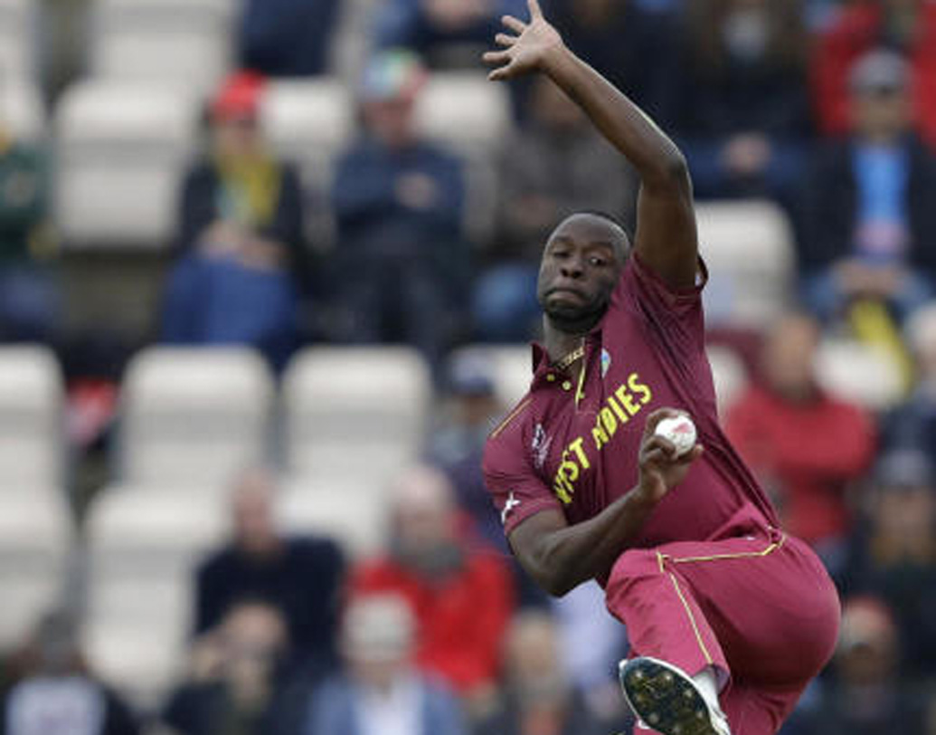 কেমার রোচ (২০১১): দিল্লির সেই ম্যাচে একার হাতে নেদারল্যান্ডসকে গুঁড়িয়ে দেন কেমার রোচ। ২৭ রানে ছ’উইকেট নিয়ে ম্যাচের সেরাও হন তিনি। ৩২তম ওভারের প্রথম তিন বলে ডাচদের শেষ তিন ব্যাটসম্যানকে আউট করে ২১৫ রানের বিশাল ব্যবধানে ওয়েস্ট ইন্ডিজকে জেতান ডানহাতি এই পেসার।