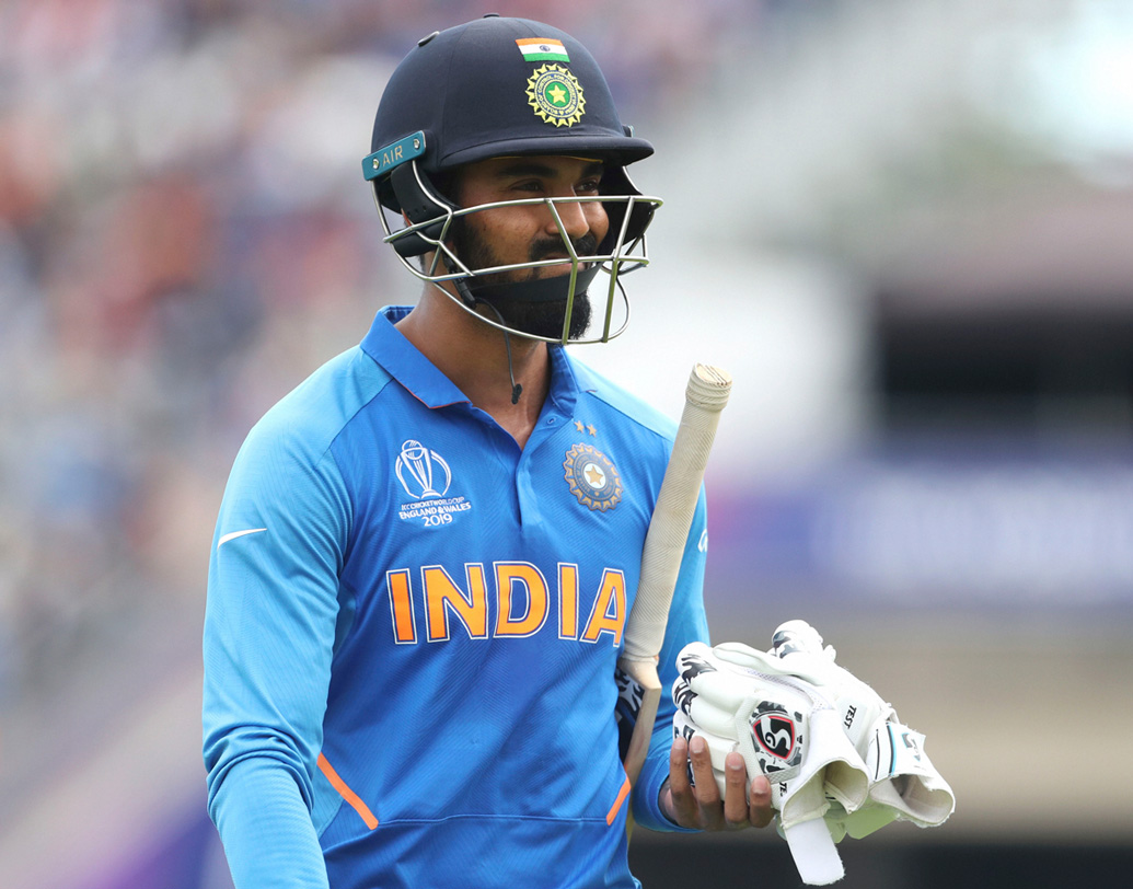 লোকেশ রাহুল: লোকেশ রাহুল যে এখনও ‘ধওয়ান’ হয়ে উঠতে পারেননি তার প্রমাণ মিলল এ দিন। রোহিত শর্মা আউট হওয়ার পর প্রয়োজন ছিল একটা ভাল পার্টনারশিপের। কিন্তু অবিবেচকের মতো রিভার্স সুইপ করে আউট হয়ে দলকে এবং নিজেকে বিপদে ফেললেন তিনি। রাহুলকে মনে রাখতে হবে রিজার্ভ বেঞ্চে ঋষভ পন্থ শুধু সুযোগের অপেক্ষায় রয়েছেন।