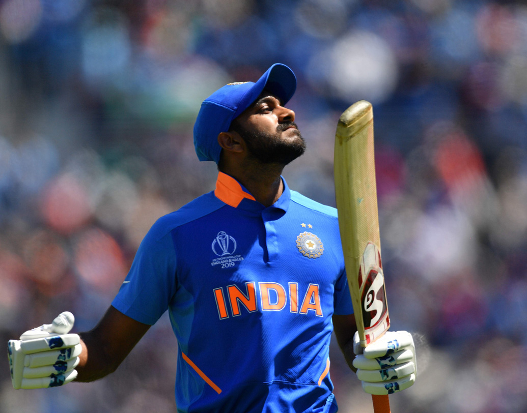 বিজয় শঙ্কর: ব্যাট হাতে দলকে নির্ভরতা দিতে ব্যর্থ হলেন বিজয় শঙ্করও। রাহুল আউট হতে দল তাঁকে মহা গুরুত্বপূর্ণ চার নম্বরে নামিয়েছিল। কিন্তু তাঁর ৪১ বলে মাত্র ২৯ রান ভরসা দেওয়ার পক্ষে যথেষ্ট ছিল না। উল্টোদিকে বিরাট যখন দুর্দান্ত ব্যাটিং করছেন, সেইসময় শঙ্করের উচিত ছিল অ্যাঙ্করের ভূমিকা পালন করা। অযথা আক্রমণাত্মক হয়ে উইকেট হারালেন তিনি।