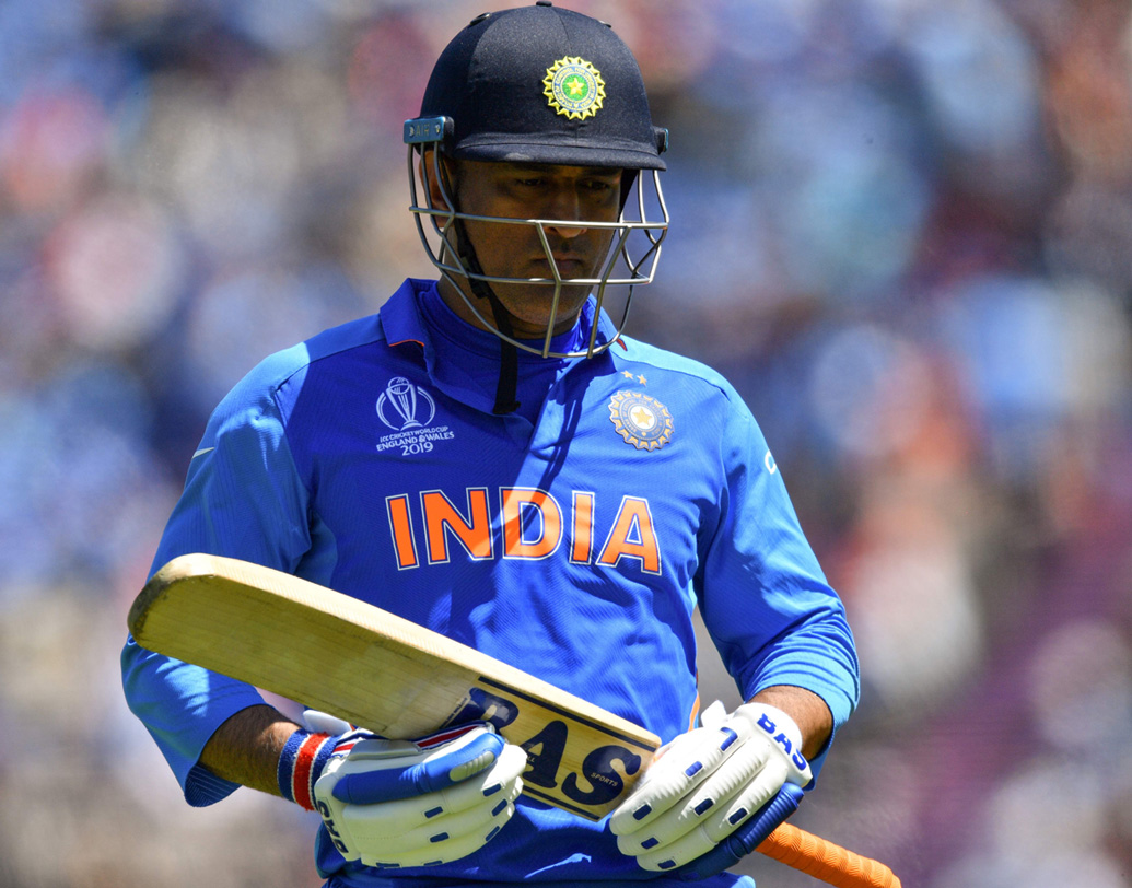 মহেন্দ্র সিংহ ধোনি: সচরাচর বিদ্রুপ সইতে হয় না ধোনিকে। কিন্তু গতকাল ব্যতিক্রম ঘটল। ৫২ বলে তাঁর ২৮ রান নিয়ে ইতিমধ্যেই প্রশ্ন তুলতে শুরু করেছেন সমালোচকরা। তবে তার ঢের আগে ধোনিকে নিয়ে অসন্তোষ প্রকাশ করতে দেখা যায় গ্যালারিতে হাজির দর্শকদেরই। আফগান বোলারদের বিরুদ্ধে ধোনি খুচরো রান নিতেও পারছেন না দেখে, অধৈর্য হয়ে পড়েন তাঁরা। চেঁচিয়ে তার জানান দিতেও দেখা যায় কয়েকজনকে।