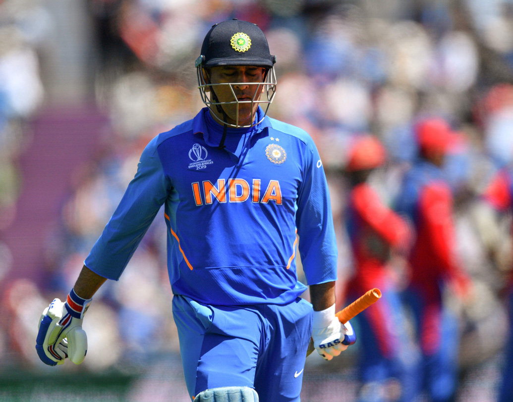 ভারত যখন ৩ উইকেটে ১২২, ক্রিজে আসেন ধোনি। সেইসময় তাঁকে নিয়ে উত্তেজনার পারদ তুঙ্গে। সবাই অপেক্ষা করছেন হেলিকপ্টার শটের জন্য। কিন্তু তিনি যে বড় স্ট্রোকই নিতে পারবেন না, স্পিনারদের মারার সাহসই দেখাবেন না, এ কথা কেউই ভাবতে পারেননি। তাই তাঁর ৫৩.৮৪ স্ট্রাইক রেটের কোনও ব্যাখ্যা খুঁজে পাচ্ছেন না কেউই। তাই সোশ্যাল মিডিয়ায় কটাক্ষ উড়ে এসেছে, ‘‘ওয়ান ডে ম্যাচও টেস্টের মতো খেললে, আর টেস্ট ম্যাচের দরকারই বা কী?’’