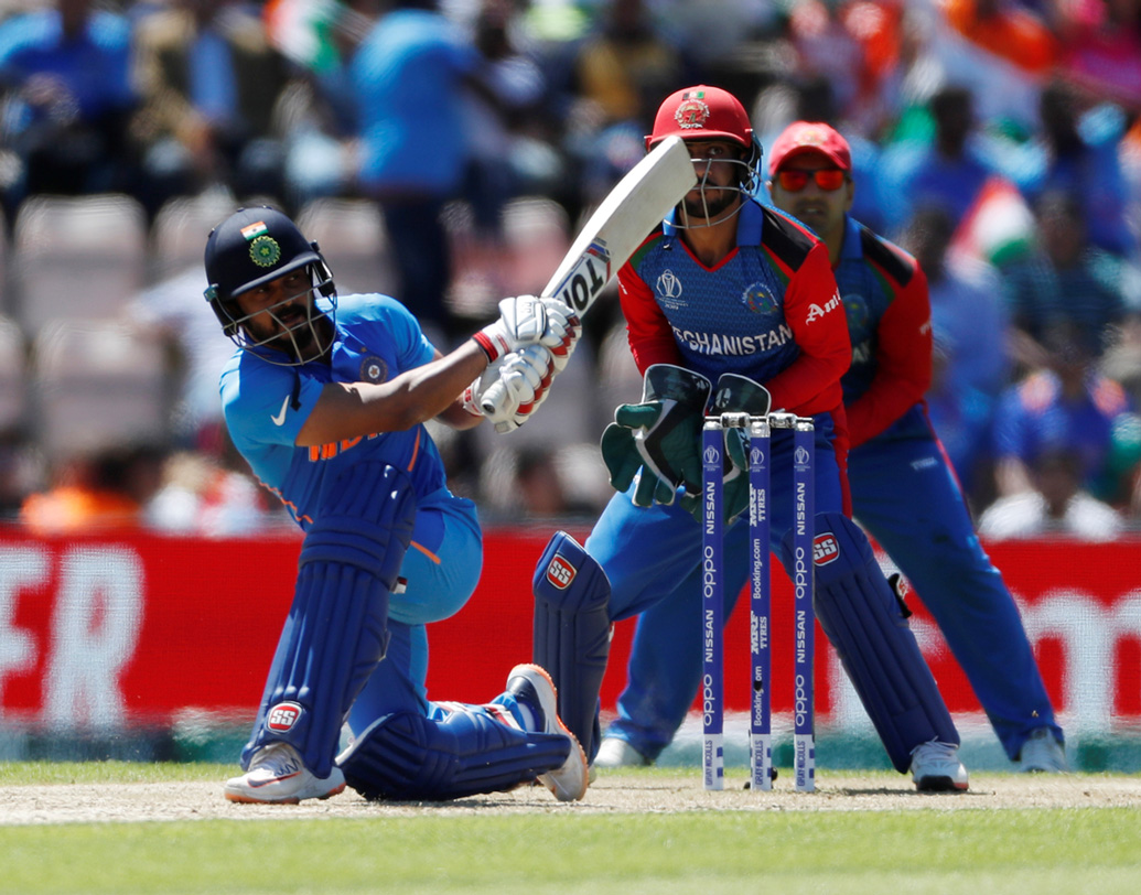 কেদার যাদব: একই কথা প্রযোজ্য কেদার যাদবের ক্ষেত্রে। ৬৮ বলে ৫২ রান করে ক্যাচ আউট হন তিনি। তবে অর্ধশতক করলেও, শুরু থেকেই খুব একটা সপ্রতিভ দেখায়নি তাঁকে। ধোনির সঙ্গে মিলে আফগান স্পিনারদের কোনওভাবেই সামাল দিতে পারেননি। দু’জনে মিলে ১৪ ওভারে দলের জন্য মাত্র ৫৭ রান করেন।