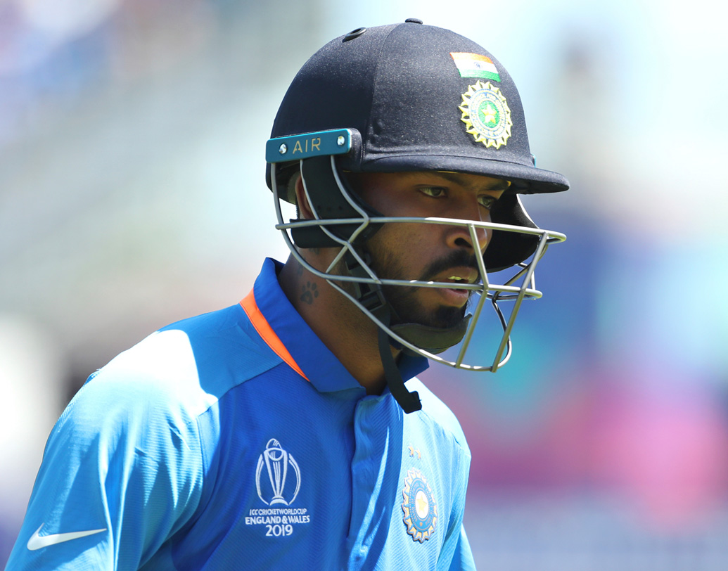 হার্দিক পাণ্ড্য:  হার্দিক পাণ্ড্য আসায় ভারতীয় দলের চেহারাই বদলে গিয়েছে বলে গতকালের ম্যাচের পর মন্তব্য করেছেন ওয়াসিম আক্রম। তাঁর দাবি খুব একটা ভুল নয়। কারণ বিশ্বকাপে দারুণ ছন্দে রয়েছেন হার্দিক। কিন্তু অতিরিক্ত আক্রমণাত্মক না হওয়াই যে ভাল, তা বুঝতে হবে হার্দিককে। বল হাতে ১০ ওভারে ৫১ রান দিয়েছেন তিনি। উইকেট নিয়েছেন দু’টি। কিন্তু ব্যাট হাতে দলকে কোনওরকম সাহায্যই করতে পারেননি। ৯ বলে ৭ রান করে আউট হয়ে যান।