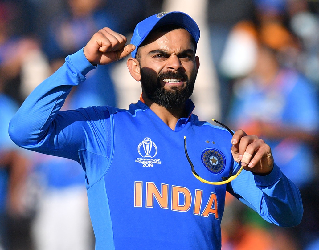 বিরাট কোহালি: ‘ক্যাপ্টেন কুল’ ধোনির থেকে একটা বিষয় শেখার আছে অধিনায়ক বিরাটের, আর তা হল ধৈর্য। শনিবার  দু’-দু’বার আম্পায়ারদের সিদ্ধান্তে মাঠের মধ্যেই অসন্তোষ প্রকাশ করতে দেখা গিয়েছে তাঁকে। গত কাল ক্রিস ব্রড ম্যাচ রেফারি ছিলেন। ভারতের বিরুদ্ধে তাঁর অবস্থান বরাবরই একটু কড়া। তাঁর সামনেই মেজাজ হারান বিরাট। এ ব্যাপারে সতর্ক হওয়া প্রয়োজন তাঁর।