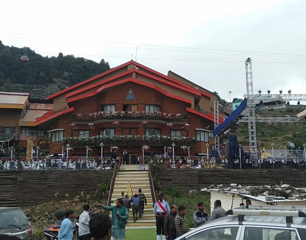 সব মিলিয়ে এই বিয়েতে ২০০ কোটি টাকা খরচ হয়েছে বলে জানা গিয়ে‌ছে। বিশ্বের নানা প্রান্ত থেকে প্রায় ২০০ অতিথি বিয়েতে যোগ দিয়েছিলেন। নিমন্ত্রণ রক্ষা করতে গিয়েছিলেন এ দেশের তাবড় রাজনীতিকরাও। এখনও পর্যন্ত এটাই এ বছরের সবচেয়ে দামি বিয়ে বলে মনে করা হচ্ছে। সেই এলাহি আয়োজনের খুঁটিনাটি জেনে নিন।