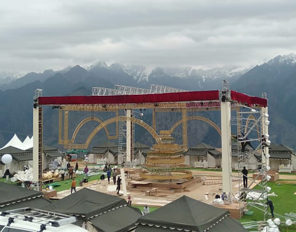 আউলিতে সমুদ্রপৃষ্ঠ থেকে ১০ হাজার ফুট উঁচুতে অবস্থিত একটি বিলাসবহুল রিসর্টে এই বিয়ের অনুষ্ঠান বসে। তার বেশ কিছু দিন আগে থেকেই ওই এলাকার সমস্ত হোমস্টে এবং হোটেল বুক করে নেওয়া হয়। বিমানে চাপিয়ে বিদেশ থেকে উড়িয়ে আনা হয় অতিথিদের। তাঁদের দামি উপহারও দেওয়া হয়।