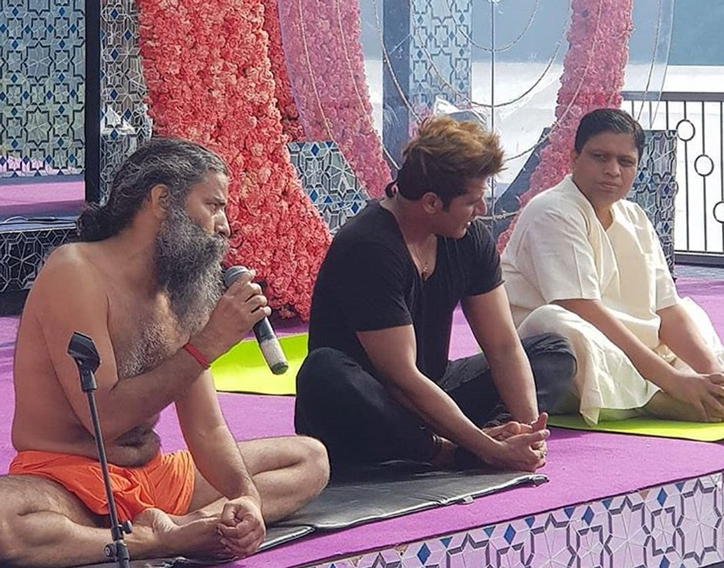 বিয়ের অনুষ্ঠানের মধ্যেই গত ২০ জুন আন্তর্জাতিক যোগ দিবসে সেখানে এসে পৌঁছন বাবা রামদেব। বিয়েতে আমন্ত্রিত সমস্ত অতিথি, ইন্দো-টিবেটান সীমান্ত পুলিশের কর্মী, টিভি তারকা কর্ণবীর বোহরা ও তাঁর স্ত্রীকে দু’ঘণ্টা ধরে যোগব্যায়ান সেখান তিনি। কর্ণবীর এবং তাঁর স্ত্রী তিজে দু’জনেই সেখানে পারফর্ম করেন।