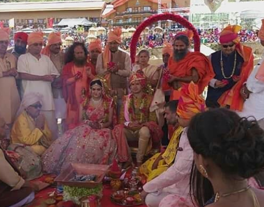 রামদেবের ঘনিষ্ঠ সহযোগী বালকৃষ্ণও বিয়েতে আমন্ত্রিত ছিলেন। আমন্ত্রিত ছিলেন রাজ্যের প্রাক্তন মুখ্যমন্ত্রী হরিশ রওয়তও।