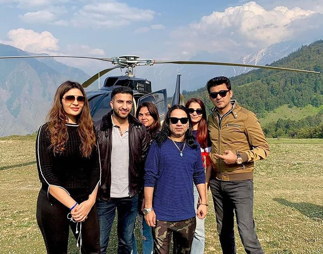 তবে জাঁকজমক করে এই বিয়ের আয়োজন নিয়ে কম বিতর্কও হয়নি। বিয়েতে হেলিকপ্টার ব্যবহার করতে চেয়ে সেখানে একটি হেলিপ্যাড বানাতে চেয়েছিল গুপ্ত পরিবার। কিন্তু পরিবেশের ক্ষতি করে সেখানে তাঁদের হেলিপ্যাড বানানোর অনুমতি দেয়নি উত্তরাখণ্ড হাইকোর্ট। বিয়ের অনুষ্ঠান চলাকালীন পরিবেশের যাতে কোনও ক্ষতি না হয়, তার জন্য তিন কোটি টাকা আগাম জমাও করতে হয়েছিল তাঁদের।