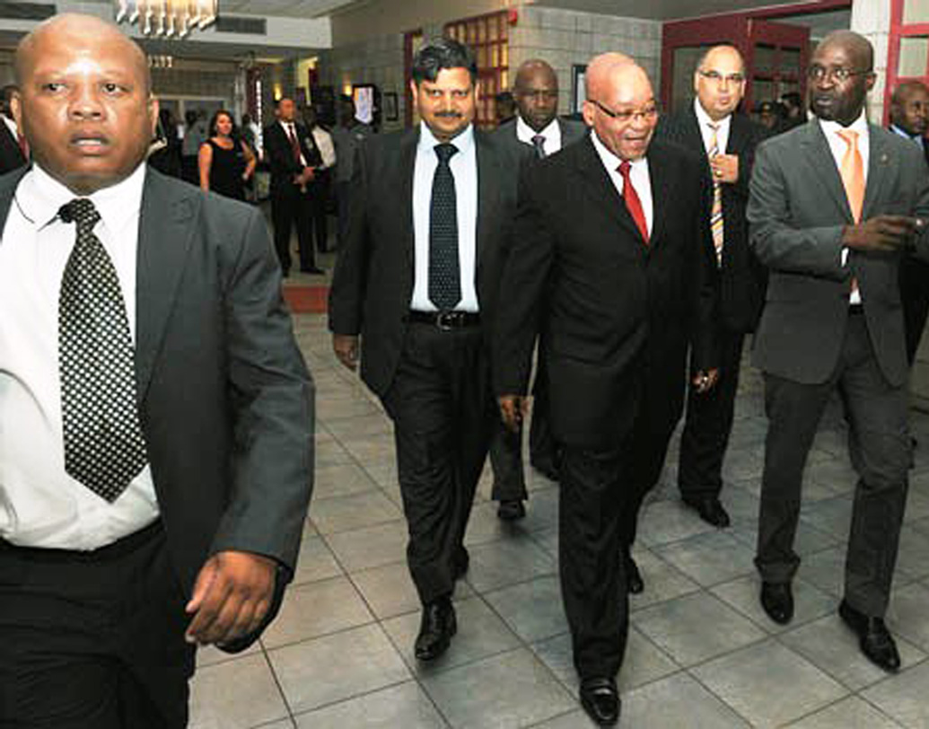 বহু বারই বিতর্কে নাম জড়িয়েছে এই গুপ্ত পরিবারের। দুর্নীতিতে অভিযুক্ত দক্ষিণ আফ্রিকার প্রাক্তন প্রেসিডেন্ট জেকব জুমার সঙ্গে ঘনিষ্ঠ সম্পর্ক ছিল তাঁদের। এমনকি গুপ্ত পরিবারই আড়াল থেকে জুমা সরকারকে পরিচালনা করত বলেও অভিযোগ উঠেছিল সে দেশে।