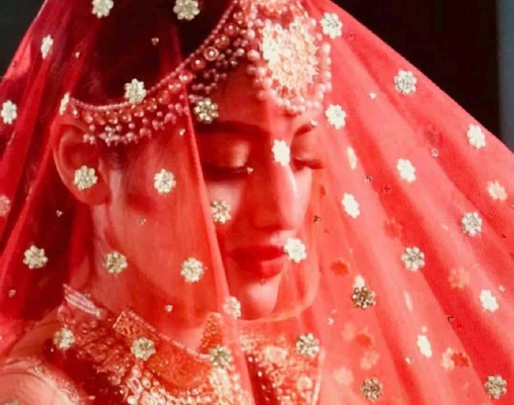 বিয়েতে নুসরত পরেছিলেন ডিজাইনার সব্যসাচী মুখোপাধ্যায়ের লেহেঙ্গা। রং ছিল লাল। প্রত্যেকটি বিয়ের অনুষ্ঠানের জন্য ছিল ভিন্ন ভিন্ন থিম।