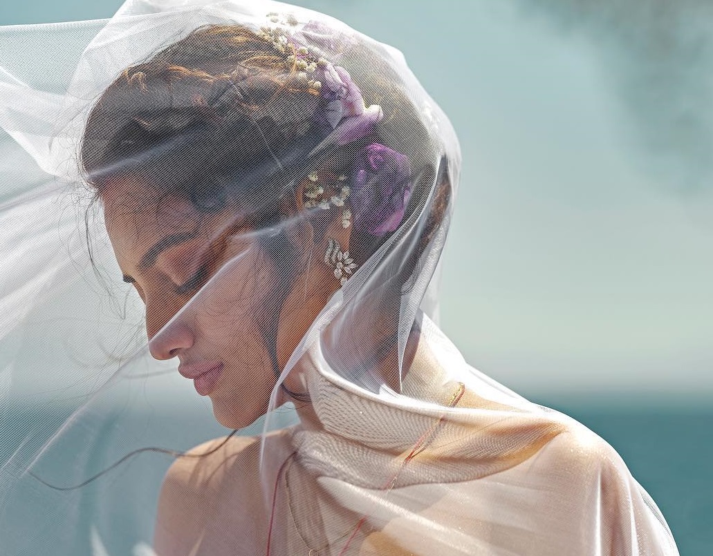 নুসরতের বিয়েতে সবচেয়ে আকর্ষণীয় অনুষ্ঠান ছিল ‘হোয়াইট ওয়েডিং। এর জন্য নুসরত বেছেছিলেন মিন্ট গ্রিন এবং সাদার মিশেলে ড্রেস।