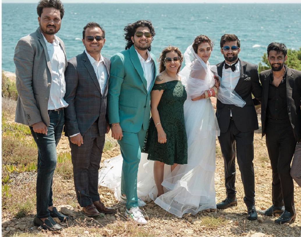 নিখিলের পরনে ছিল কালো রঙের স্যুট।