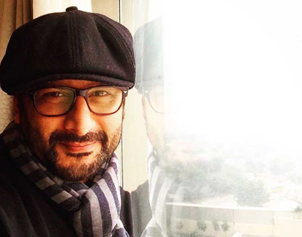 ১৭ বছর বয়সে চূড়ান্ত অর্থাভাবে দরজায় দরজায় গিয়ে কসমেটিক্স প্রোডাক্ট বিক্রির কাজ শুরু করেন আরশাদ। কিছু দিন সে কাজের পর ফোটো ল্যাবে কাজ শুরু করেন।