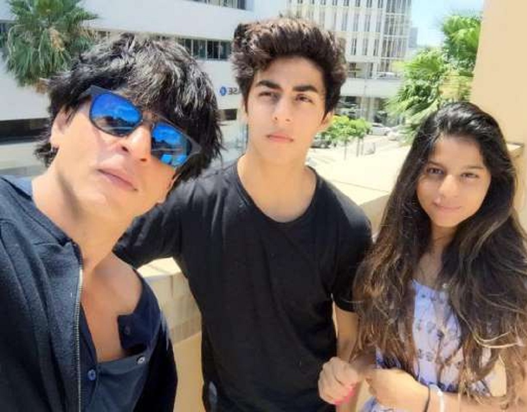 ছেলে আরিয়ান এবং মেয়ে সুহানার সঙ্গে কিং খান।