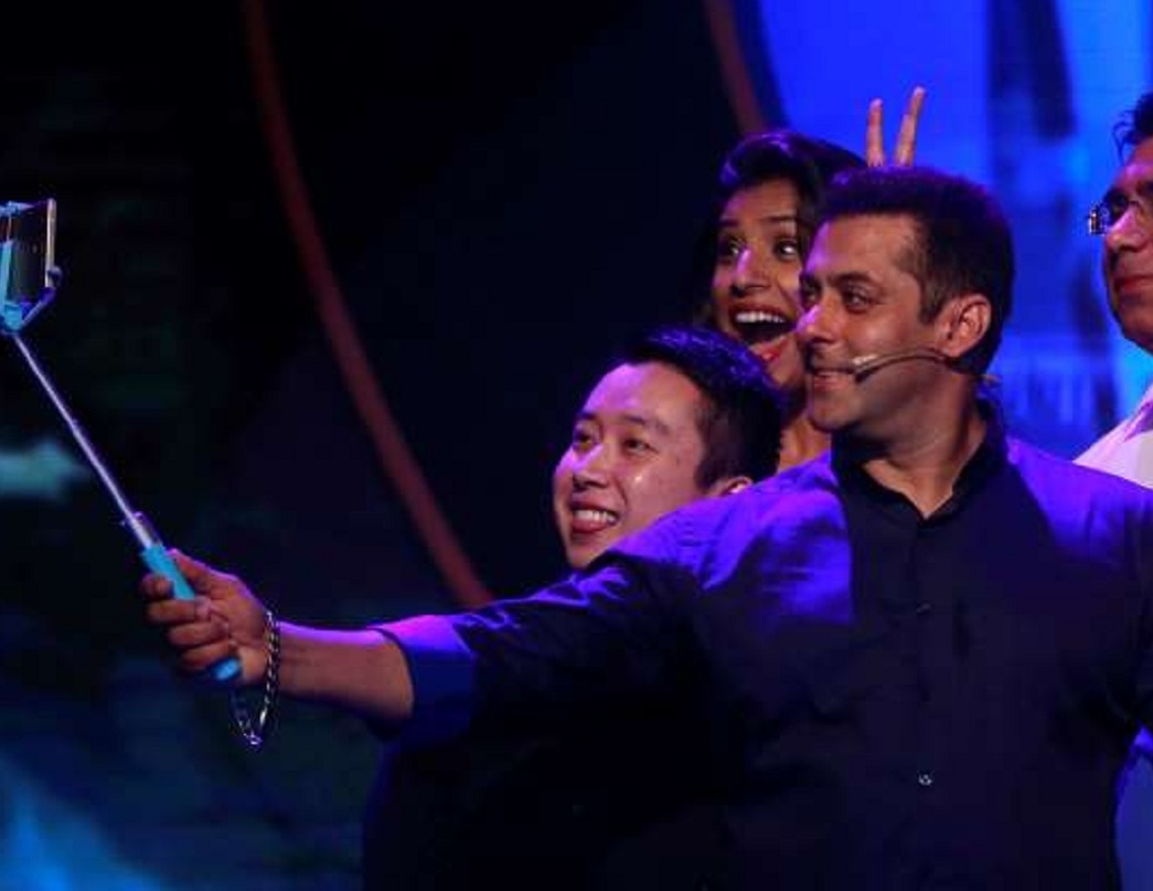 সেলফির কথা যখন হচ্ছেই ভাইজান বাদ থাকেন কী করে? ভক্তদের সঙ্গে জনপ্রিয় রিয়্যালিটি শো বিগ বস–এ সেলফির মেজাজে ভাইজান।