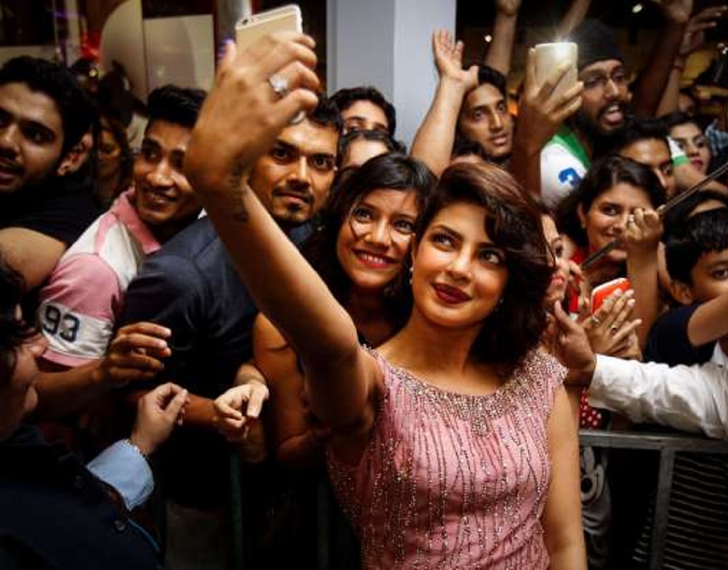 মালয়েশিয়ার কুয়ালা লামপুরে 'আইফা অ্যাওয়ার্ড' –এ ফ্যানদের সঙ্গে  সেলফি তোলার মুডে প্রিয়ঙ্কা চোপড়া।