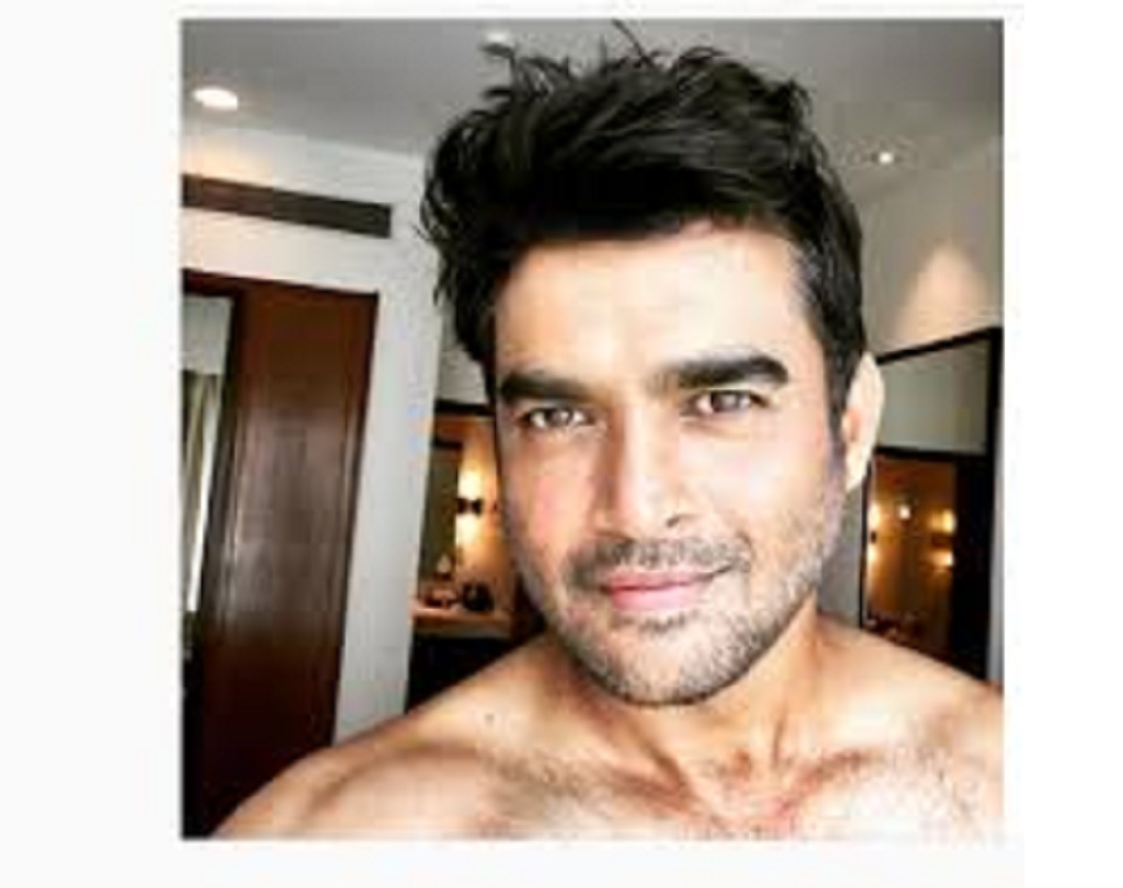 ৯০-এর দশকের হার্ট-থ্রব আর মাধবন ও সেলফি তোলায় কোনও অংশে কম যান না। এ ছবিই তা বলে দিচ্ছে।