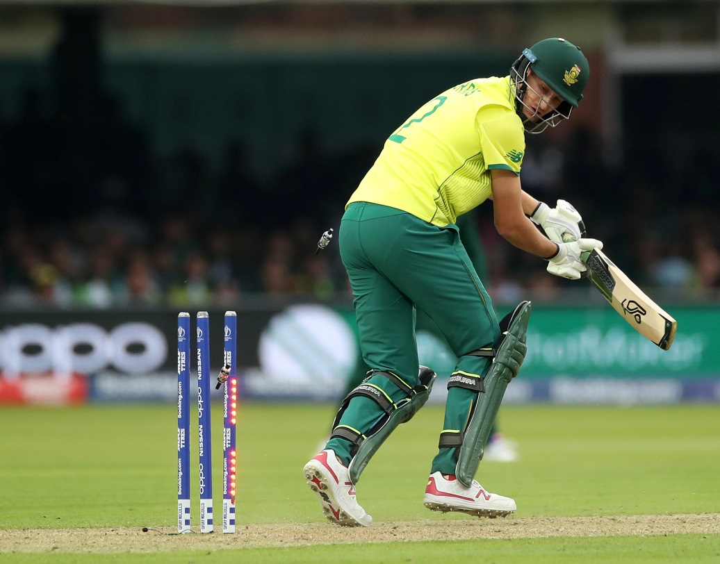 ক্রিস মরিস: দক্ষিণ আফ্রিকার এই অলরাউন্ডার বল হাতে চার ম্যাচে ৯ উইকেট নিলেও ব্যাট হাতে সেই ভাবে সফল হতে পারছেন না। তাই শুরুর দিকের ব্যাটসম্যানরা ব্যর্থ হলেই হার বাঁচানো মুশকিল হয়েছে প্রোটিয়াদের। লোয়ার অর্ডারের এই ব্যর্থতার দায় এড়াতে পারেন না মরিস।