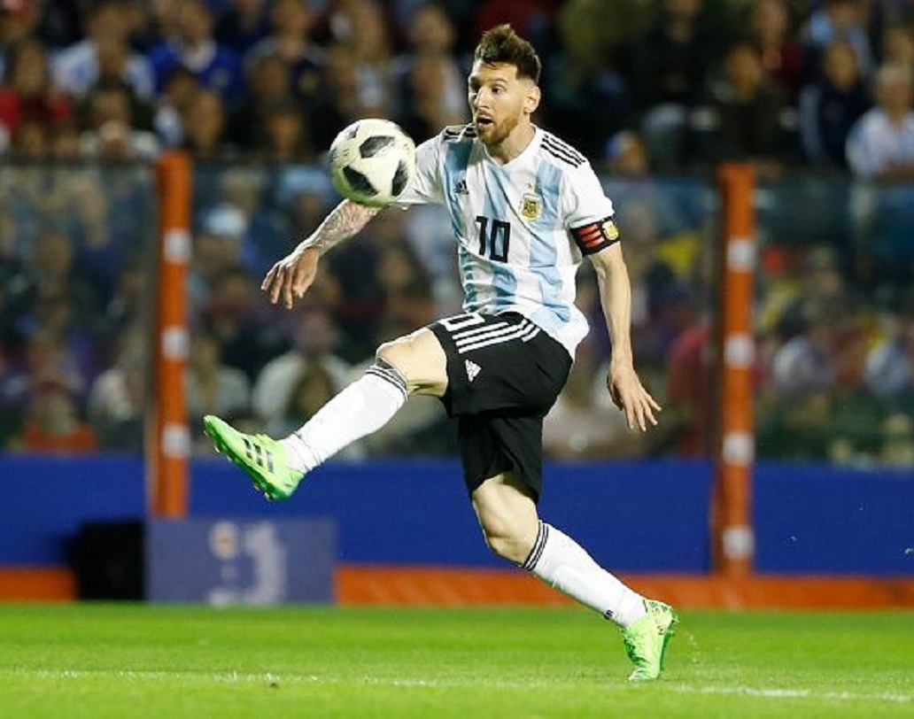 যে মানুষটার ভক্ত আজ বিশ্ব জুড়ে, মাত্র ১১ বছর বয়সেই ‘গ্রোথ হরমোন ডেফিসিয়েন্সি’ নামে এক বিরল রোগে আক্রান্ত হয়েছিলেন তিনি, যা সাময়িক ভাবে স্তব্ধ করে দিয়েছিল তাঁর ফুটবল খেলার স্বপ্ন। ছিল প্রাণ সংশয়ও।