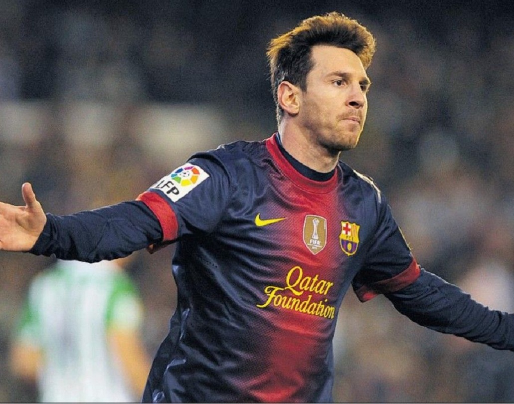 তাঁর খেলায় মুগ্ধ হয়ে বার্সার তৎকালীন স্পোর্টিং ডিরেক্টর কার্লেস রেক্সাস মেসির চিকিৎসার যাবতীয় খরচ দিতে রাজি হন।